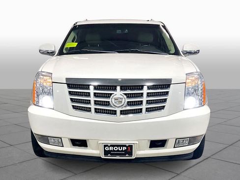 Used 2011 Cadillac Escalade Premium image 4