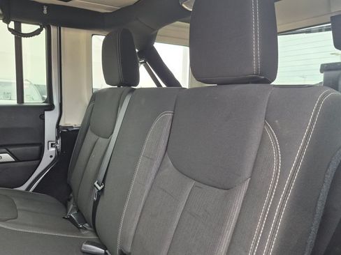 Used 2016 Jeep Wrangler Unlimited Rubicon w/ Connectivity Group AWD/4WD image 17