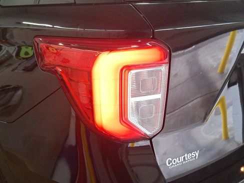 Used 2022 Ford Explorer Base w/ Class IV Trailer Tow Package image 35