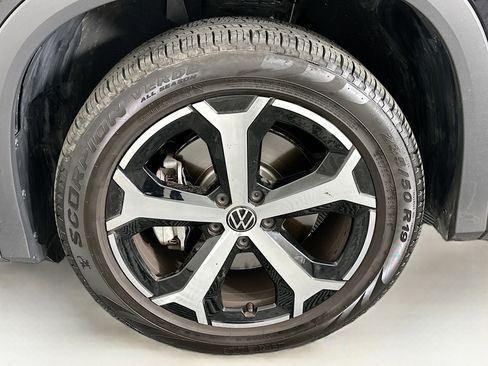Used 2025 Volkswagen Tiguan SE image 11