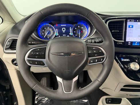Used 2023 Chrysler Pacifica Touring-L FWD image 25