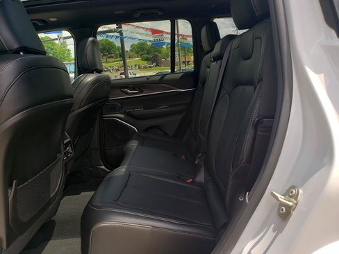 Used 2024 Jeep Grand Cherokee Limited w/ Luxury Tech Group II AWD/4WD image 12