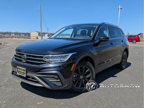 Used 2024 Volkswagen Tiguan SE image 1