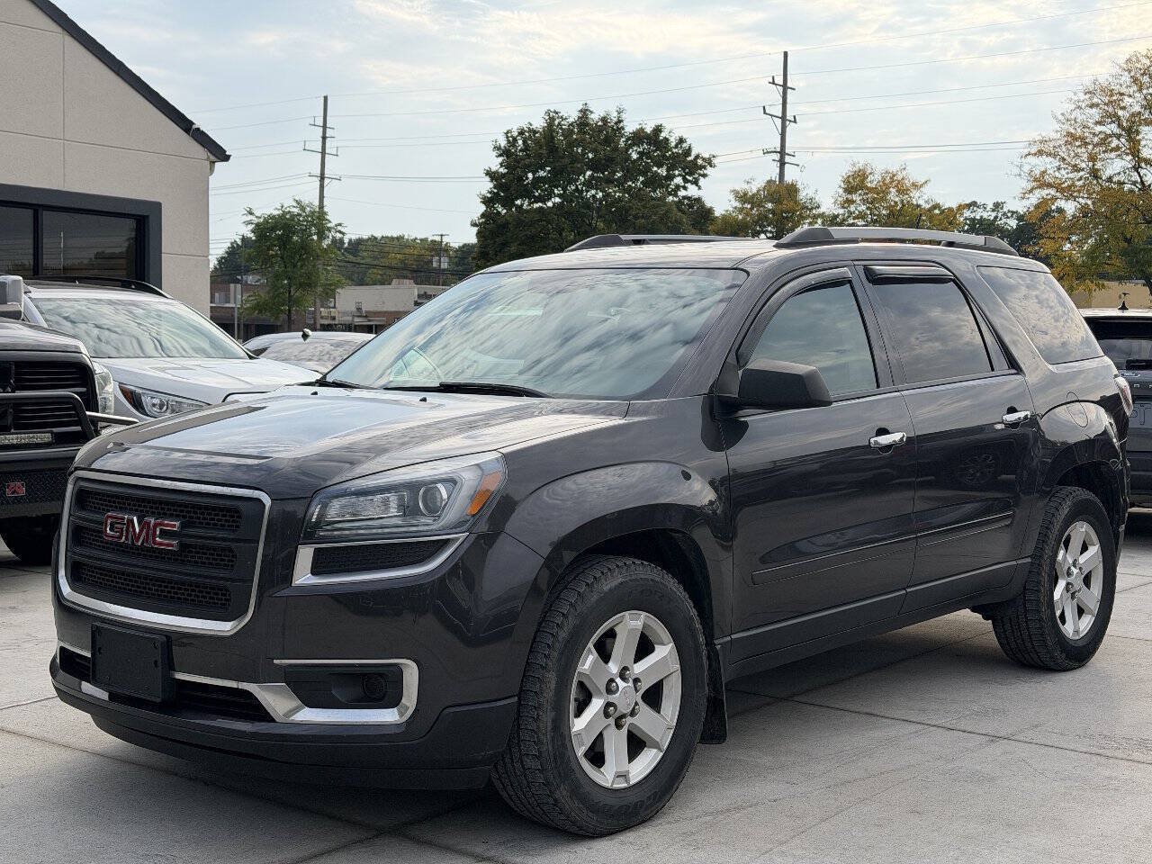 Used 2016 GMC Acadia SLE FWD image 2