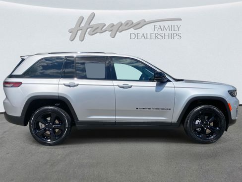 New 2025 Jeep Grand Cherokee Limited w/ Luxury Tech Group II RWD image 3