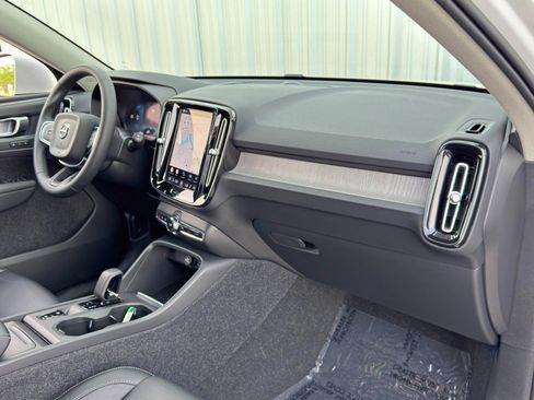 Used 2023 Volvo XC40 B4 Core w/ Convenience Package image 13