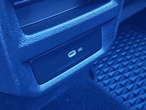 Certified 2023 Volkswagen Taos SE w/ Panoramic Sunroof Package image 14