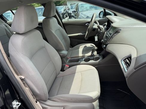 Used 2018 Chevrolet Cruze LT FWD image 13