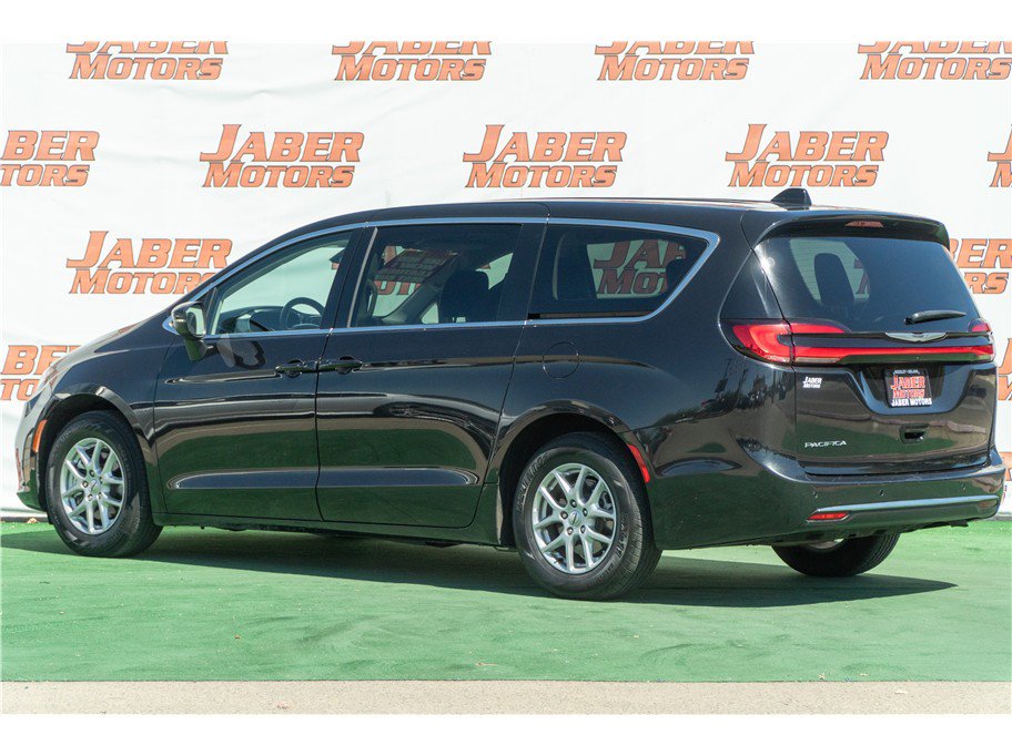 Used 2023 Chrysler Pacifica Touring-L FWD image 7