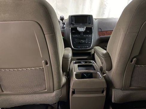 Used 2014 Chrysler Town & Country Touring image 28