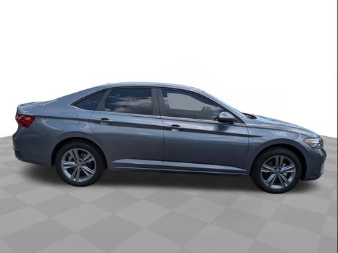 Used 2024 Volkswagen Jetta SE FWD image 3