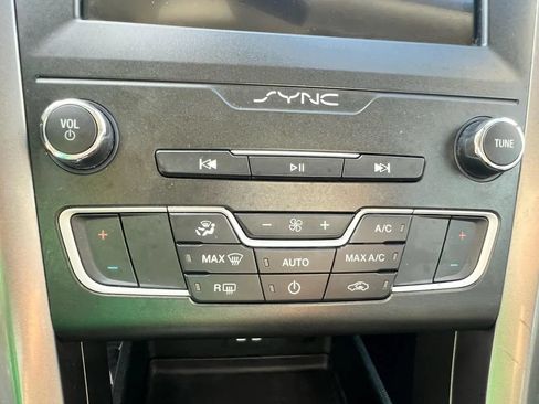 Used 2020 Ford Fusion SE FWD image 13