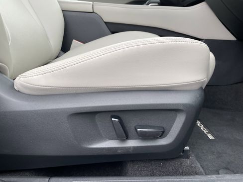 Used 2023 Nissan Rogue SL w/ SL Premium Package image 40