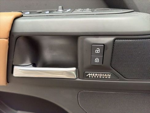 Used 2025 Land Rover Defender 110 X-Dynamic SE image 25