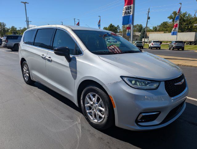 Used 2024 Chrysler Pacifica Touring-L FWD image 7