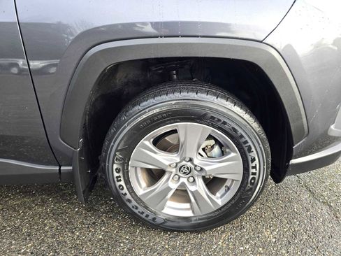 Used 2022 Toyota RAV4 LE image 9