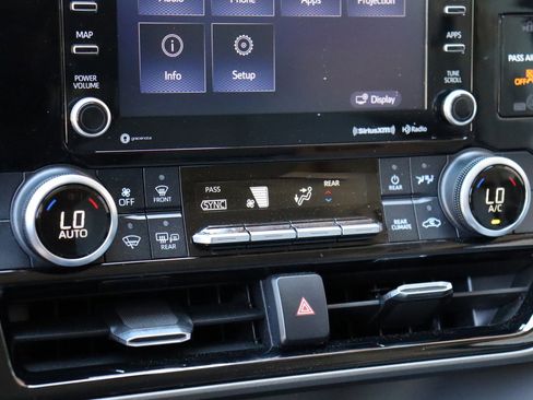 Used 2022 Toyota Highlander LE AWD/4WD image 39