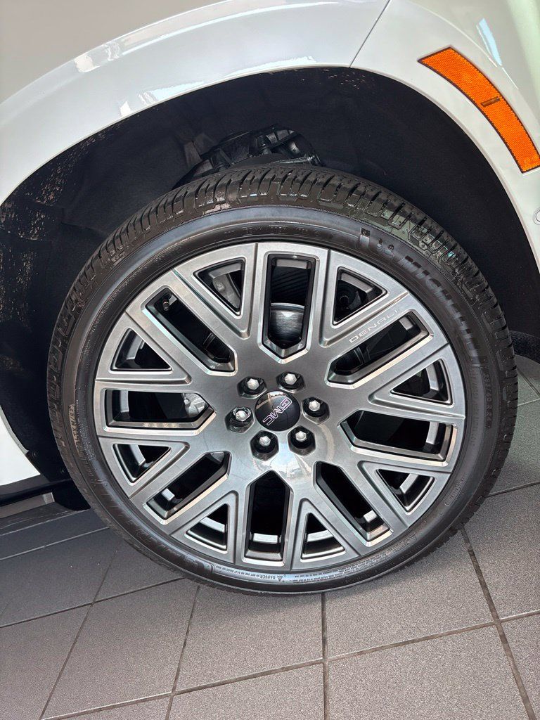 Used 2025 GMC Yukon Denali Ultimate w/ LPO, Floor Liner Package AWD/4WD image 11