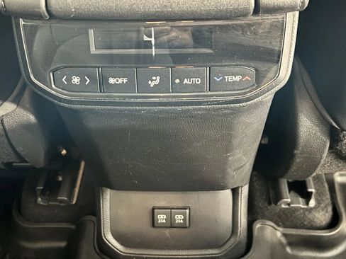 Used 2020 Toyota Highlander XLE image 32