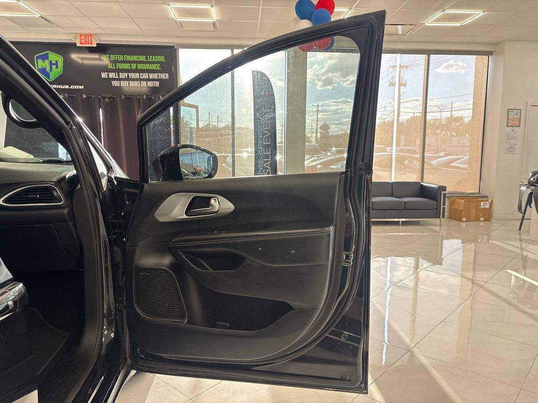 Used 2019 Chrysler Pacifica Touring-L Plus w/ Advanced Safetytec Group FWD image 44