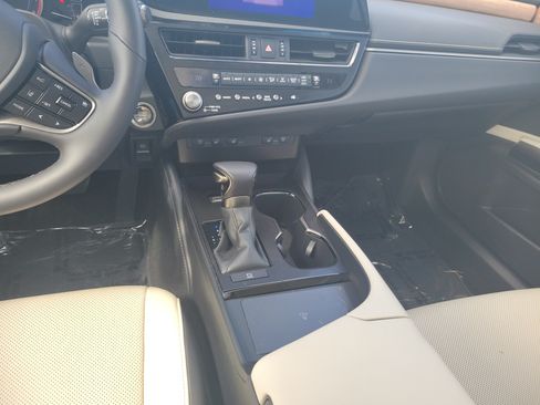 Certified 2023 Lexus ES 250 w/ Premium Package AWD/4WD image 18