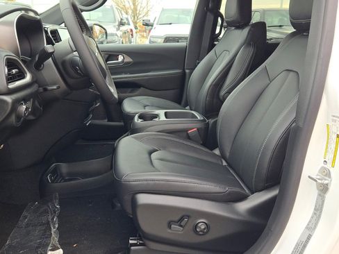 New 2026 Chrysler Pacifica Select image 24