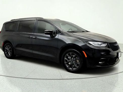 Used 2021 Chrysler Pacifica Touring-L w/ Premium & Safety Sphere Group AWD/4WD image 3
