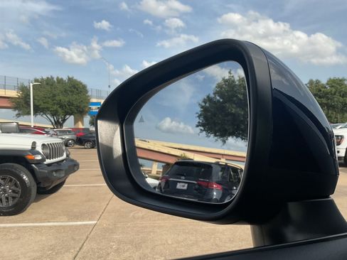 Used 2025 Nissan Rogue SV FWD image 7