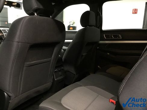 Used 2017 Ford Explorer XLT image 27