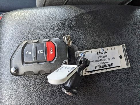 Used 2025 Jeep Wrangler Willys image 32
