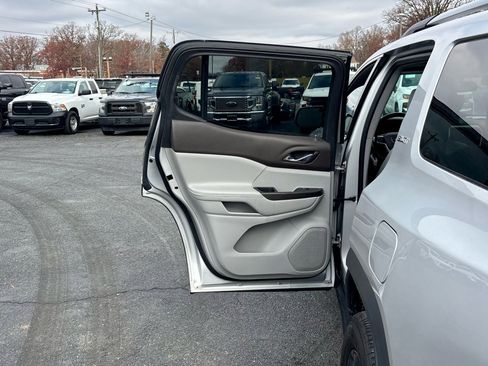 Used 2019 GMC Acadia SLT image 17