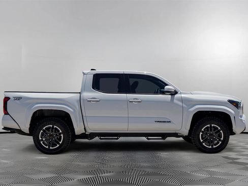 Used 2025 Toyota Tacoma TRD Sport AWD/4WD image 4