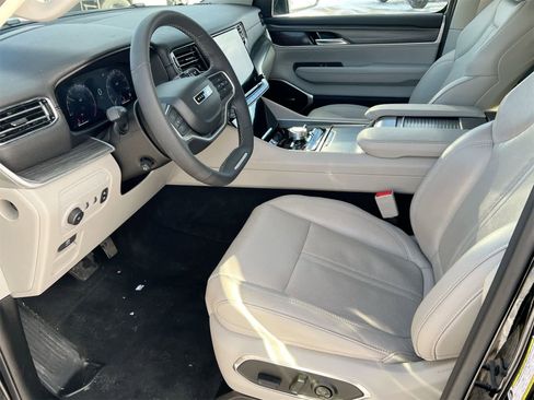 Used 2023 Jeep Wagoneer Series III w/ Preferred Equipment Group image 10