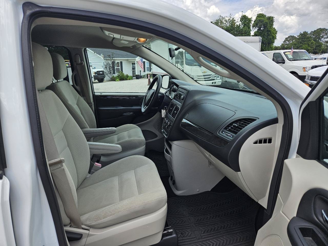 Used 2017 Dodge Grand Caravan SE FWD image 28
