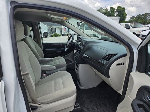 Used 2017 Dodge Grand Caravan SE FWD image 28