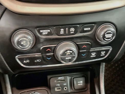 Used 2015 Jeep Cherokee Latitude w/ Comfort/Convenience Group AWD/4WD image 24