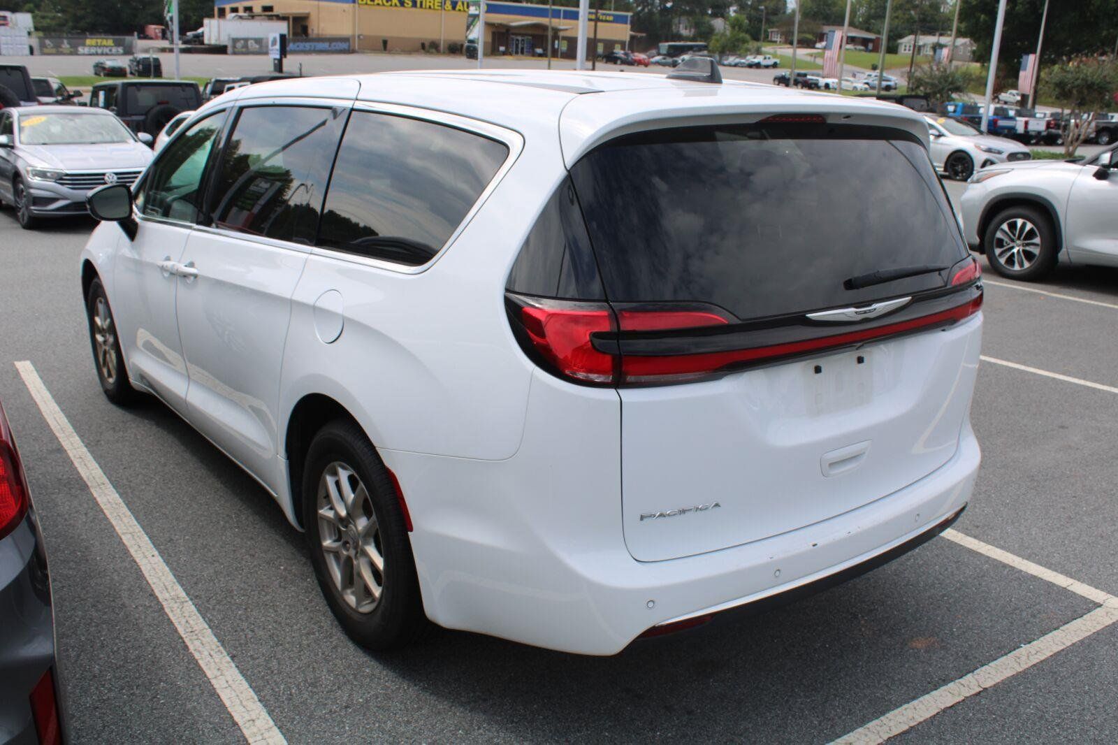 Used 2024 Chrysler Pacifica Touring-L FWD image 8