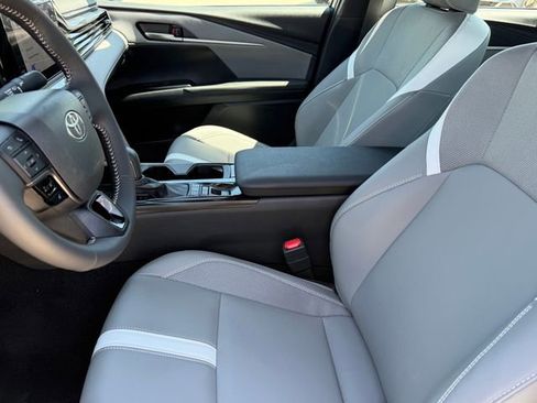 Used 2025 Toyota Camry SE w/ Convenience Package FWD image 8