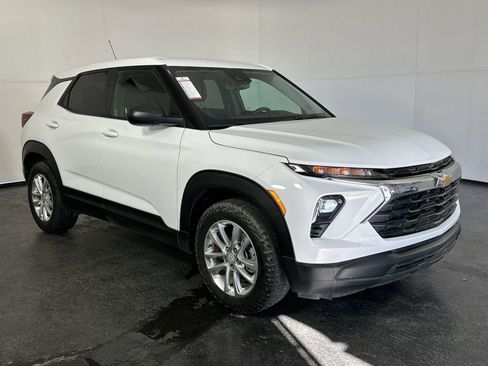 Used 2025 Chevrolet TrailBlazer LS w/ LS Convenience Package image 2