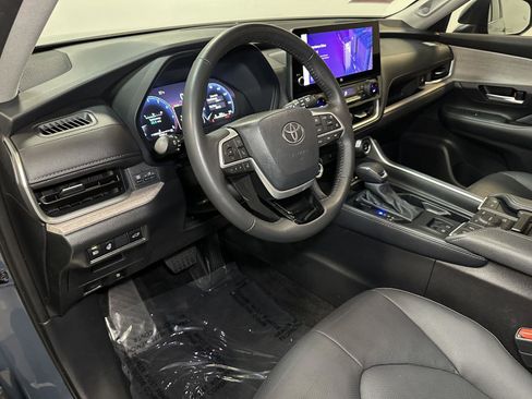 Used 2025 Toyota Grand Highlander AWD image 24