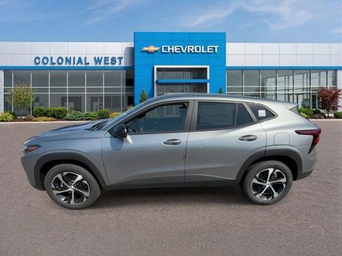 Used 2026 Chevrolet Trax RS w/ Sunroof Package FWD image 2