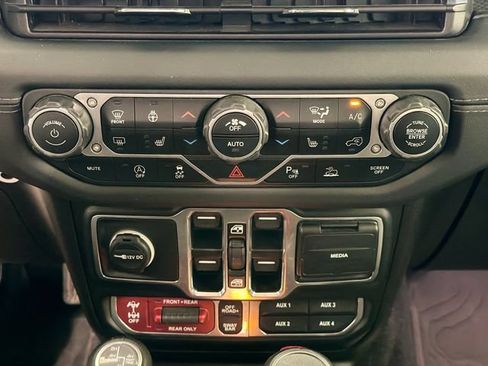 Used 2024 Jeep Gladiator Rubicon AWD/4WD image 14
