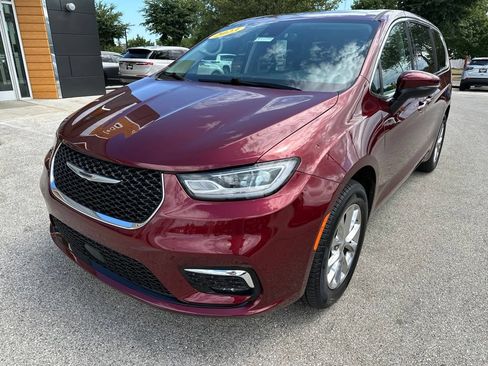 Used 2023 Chrysler Pacifica Touring-L AWD/4WD image 2
