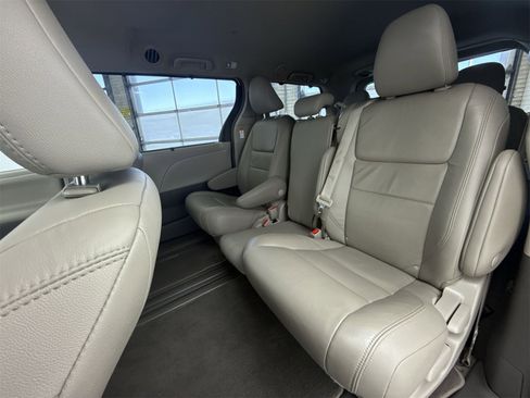 Used 2018 Toyota Sienna XLE w/ XLE Navigation Package image 31