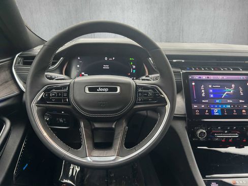 Used 2022 Jeep Grand Cherokee Overland image 12