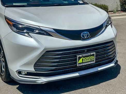 Used 2025 Toyota Sienna Platinum AWD/4WD image 5