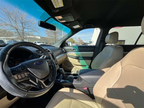 Used 2017 Ford Explorer XLT w/ Equipment Group 202A image 10