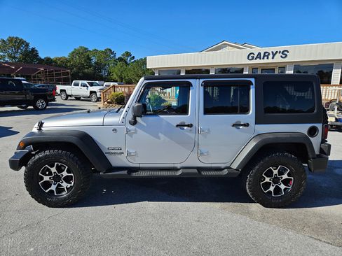 Used 2012 Jeep Wrangler Unlimited Sport image 3
