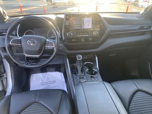 Used 2022 Toyota Highlander XSE image 16