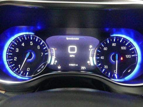 Used 2020 Chrysler Pacifica Limited w/ Tire & Wheel Group FWD image 30